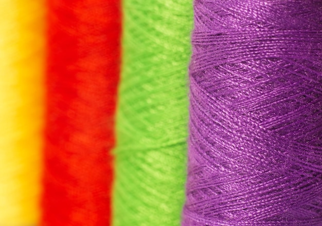 Detaliu cusătură colorată